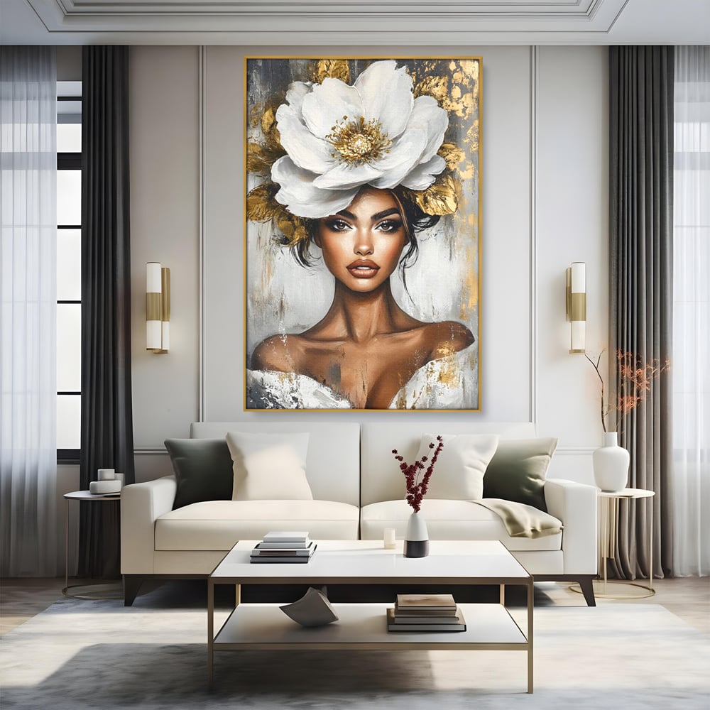 Tablou canvas cu tablou canvas cu portret de femeie si floare, in rama de aluminiu auriu, pe perete intr-un living